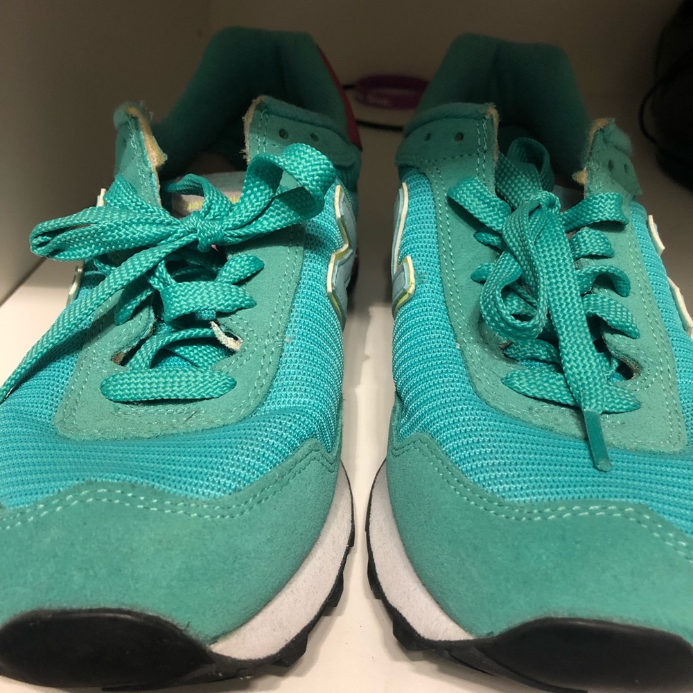 Woman’s new balance sneakers - Picture 1 of 5